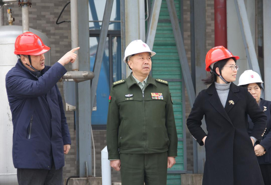 常州市委常委、常州軍分區(qū)大校司令員廖鵬一行來常州制藥廠調(diào)研公司黨管武裝相關(guān)工作